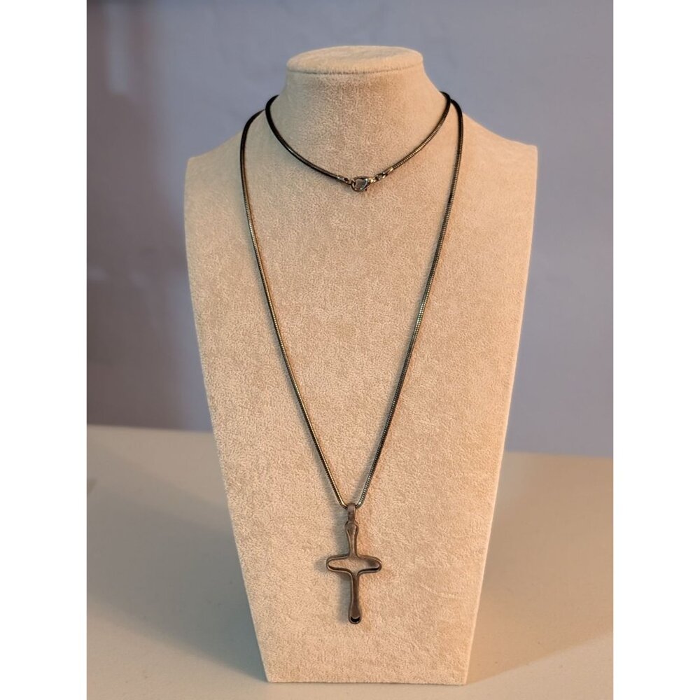 Silver tone Cross Pendant Necklace 34-Inch Chain Lightweight 28g Open sleek long